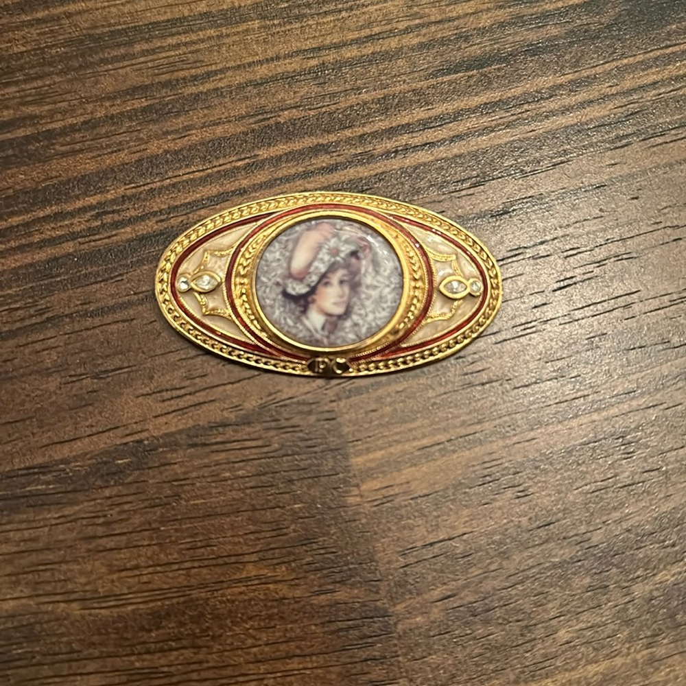 Vintage Avon Presidents Club Mrs Albee brooch
